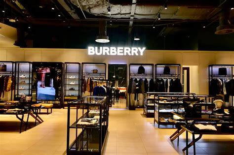 Burberry appoints new leaders to executive team .